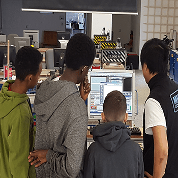 Apprendre la vectorisation avec les logiciels de cad dans notre Atelier découpe vinyle