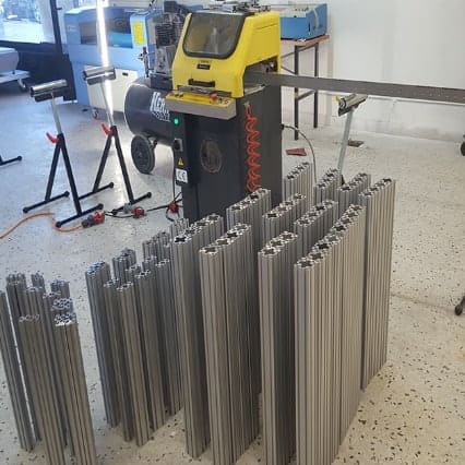 Machine de découpe profile aluminium pour les armoires, chariots et tables