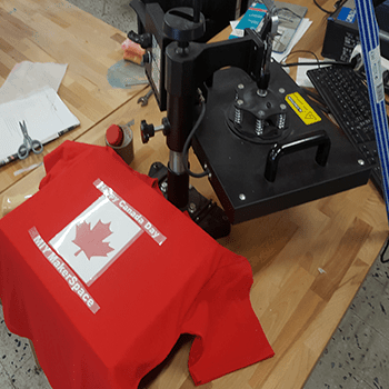 atelier sérigraphie équipé avec vinyle et presse à chaude