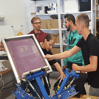 Conventional screen printing: with carousel 4 colors in group or take courses private